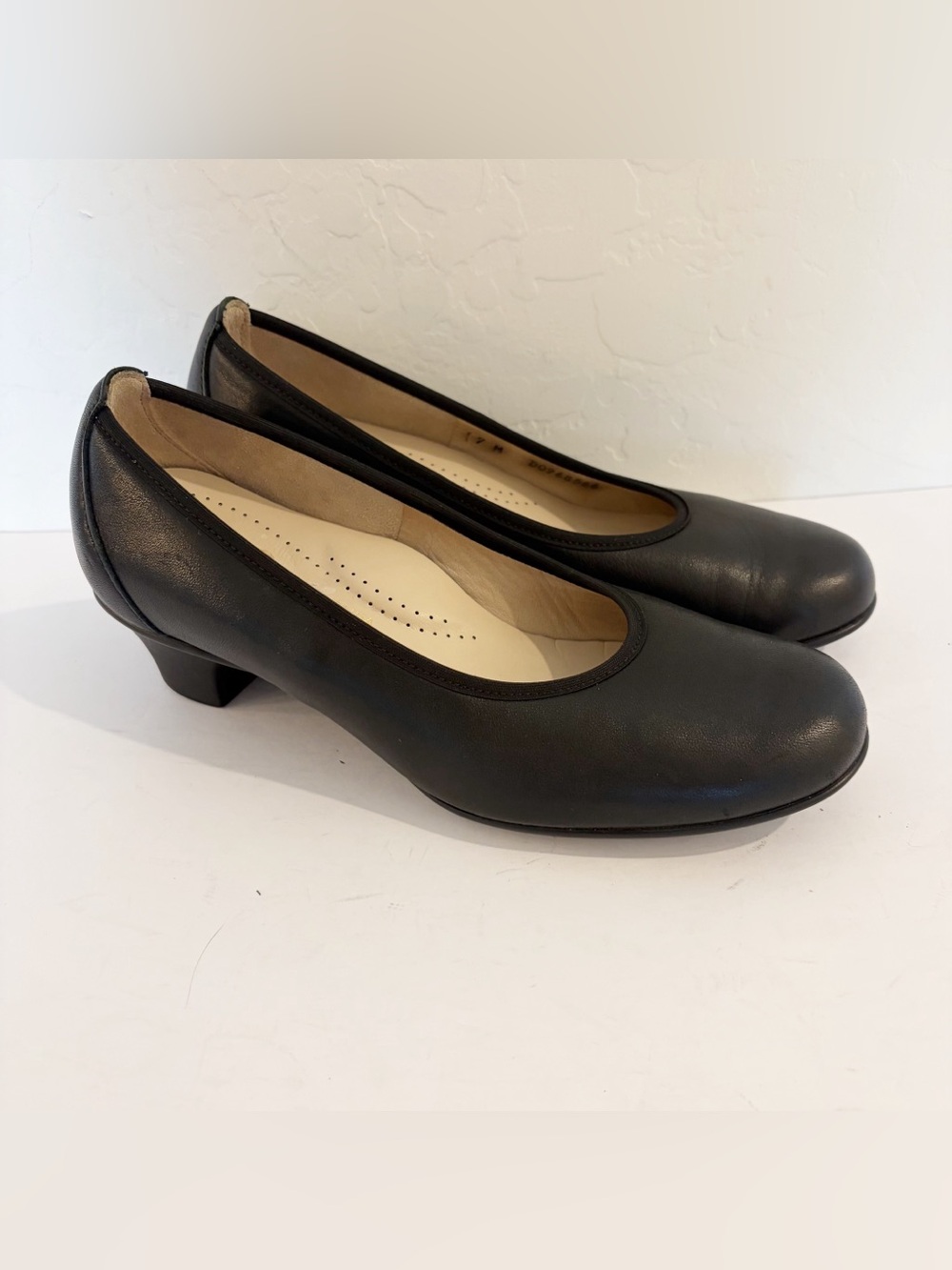 EUC SAS Milano Black Leather Slip On Pumps Size 7M
